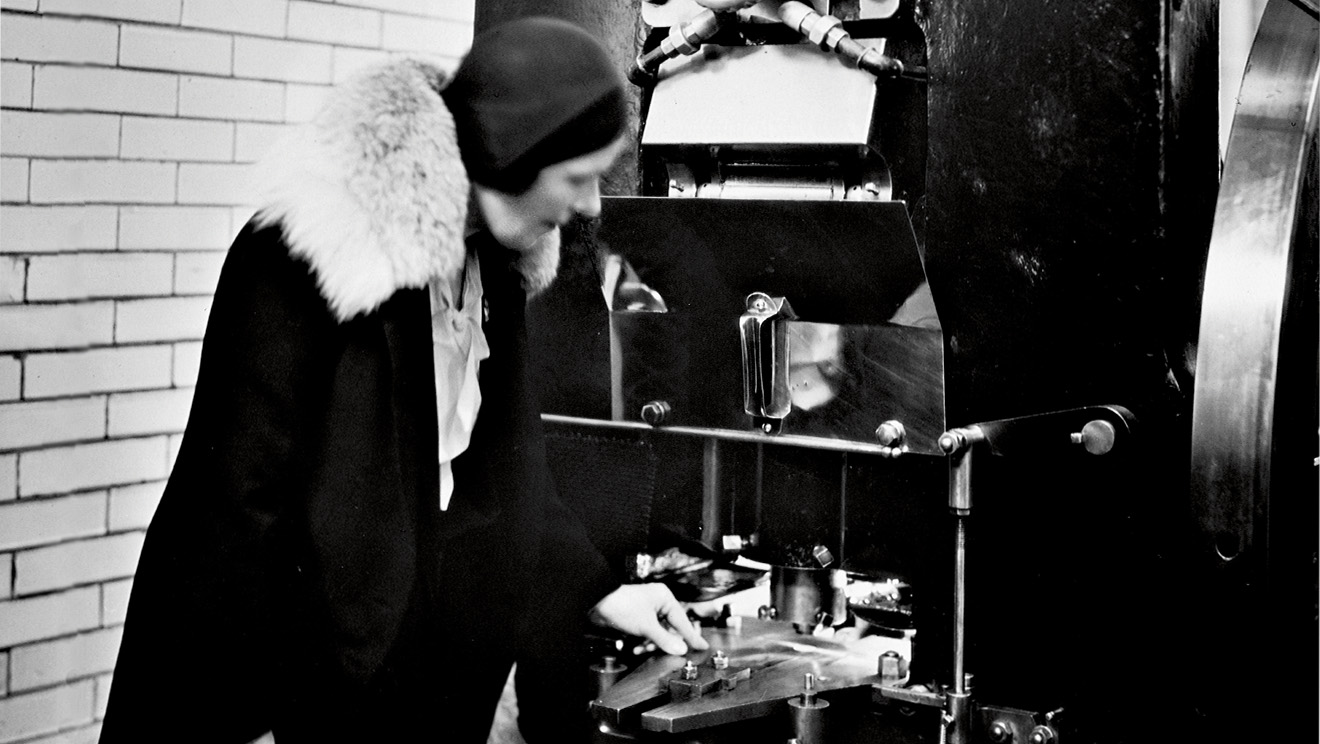 Striking of the first coins of the Royal Canadian Mint on December 1, 1931.